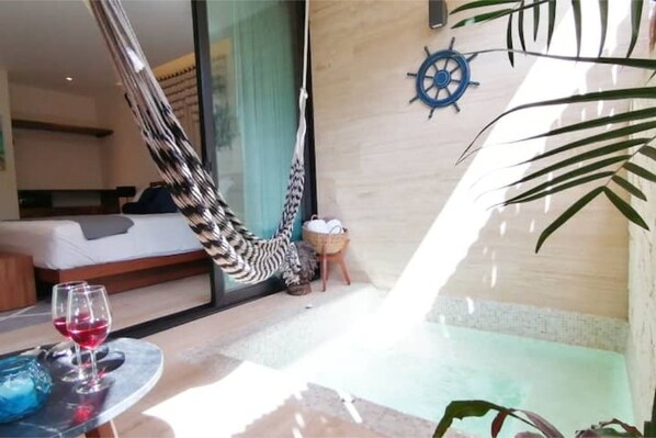 1 bedroom, WiFi - Master suite Private Pool Gym Roof top 10 minutes to Beach (, La Veleta, Tulum, CP Tulum)