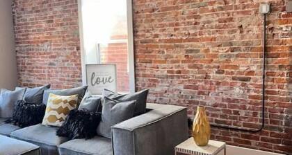 Historic Downtown 2bd/1bth Apt w/Free parking