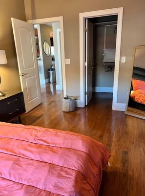 2 bedrooms, WiFi - Historic Downtown 2bd/1bth Apt w/Free parking (Belleville)