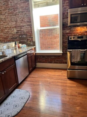 Private kitchen - Historic Downtown 2bd/1bth Apt w/Free parking (Belleville)