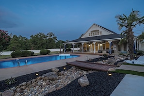 Outdoor pool - Stay Tyler @ Villa Grande (Tyler)