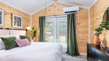 2 quartos, escrivaninha, ferros/tábuas de passar roupa