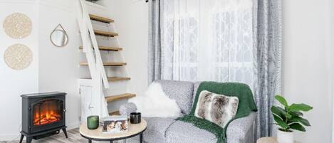 Téléviseur connecté, foyer, livres, sélection de musique