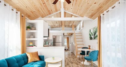 Le Soleil Chalet |Retro-Fabulous Tiny Home Near Lake Guntersville