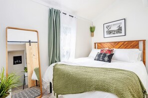 2 slaapkamers, een bureau, een strijkplank/strijkijzer, gratis wifi