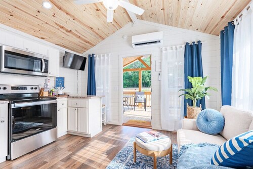 Heron Haus-Nautical Themed Pet-Friendly Tiny Home Near Lake Guntersville