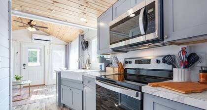 King Bed Romantic Tiny House + Outdoor Games + Minutes to Lake Guntersville