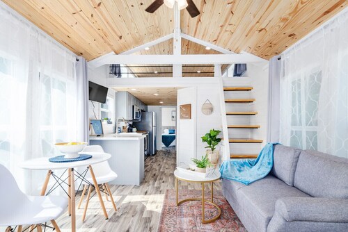 King Bed Romantic Tiny House + Outdoor Games + Minutes to Lake Guntersville