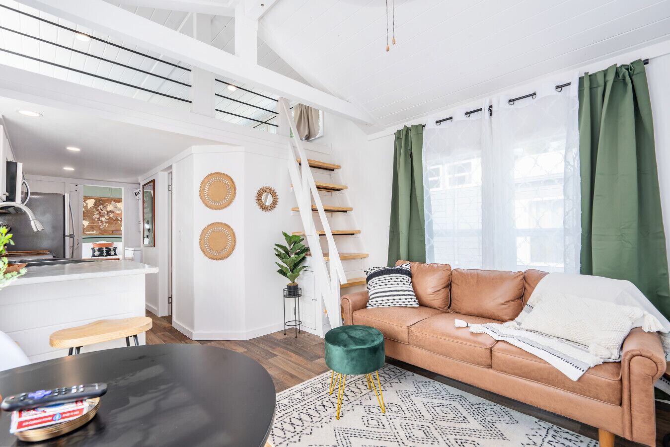 TV connectée, cheminée, livres