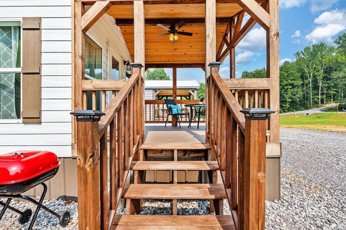 앨버트빌 (AL) A Little Wanderlust | Cozy Tiny Home for Explorers | King Bed • Pet-Friendly • Fire Pit 호텔 객실