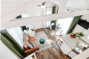 Smart TV, fireplace, books - Pet Friendly King Bed Cabin w/Boat Parking & Private Firepit (Guntersville)