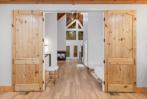 1 bedroom, iron/ironing board, free WiFi, bed sheets - Mojave in the Pines - New Luxury Cabin in Hochatown Sleeps 4 (Broken Bow)