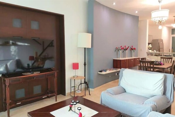 Smart TV, books, stereo