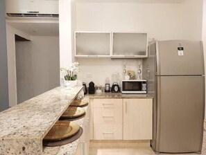 Kühlschrank, Mikrowelle, Ofen, Herdplatte