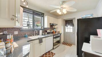 Kühlschrank, Mikrowelle, Herdplatte, Geschirrspüler