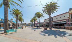 Dining - "Seaside Serenity: Your Dream Beach Vacation Awaits, Just Steps from the Sand!" (Hermosa Beach)