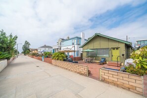 Exterior - "Seaside Serenity: Your Dream Beach Vacation Awaits, Just Steps from the Sand!" (Hermosa Beach)