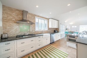 Fridge, microwave, oven, stovetop - "Seaside Serenity: Your Dream Beach Vacation Awaits, Just Steps from the Sand!" (Hermosa Beach)