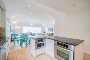 Fridge, microwave, oven, stovetop - "Seaside Serenity: Your Dream Beach Vacation Awaits, Just Steps from the Sand!" (Hermosa Beach)