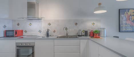 Frigorifero, microonde, forno, piano cottura