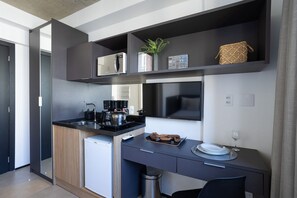 Basic Apartment | Private kitchen | Fridge, cookware/dishes/utensils