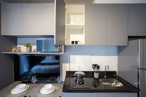 Appartement de base | Cuisine privée | Réfrigérateur, vaisselle et ustensiles