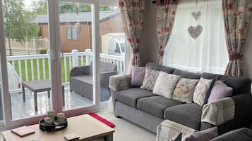 Älytelevisio, takka, kirjoja