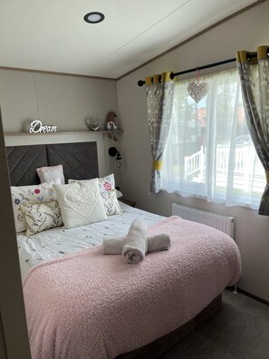 3 bedrooms, iron/ironing board, travel cot, free WiFi - Ellis Retreats @ Tattershall Lakes  (Tattershall)