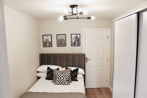 1 quarto, escrivaninha, ferros/tábuas de passar roupa, acesso à internet