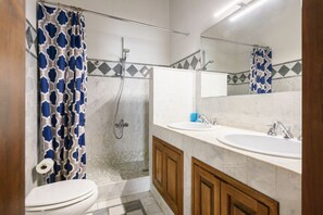 Dusche, Haartrockner, Handtücher, Shampoo