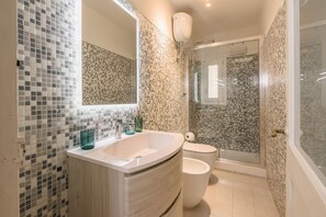 Shower, hair dryer, bidet, towels - Osteria del Guanto in Florence by Mmega (Firenze)