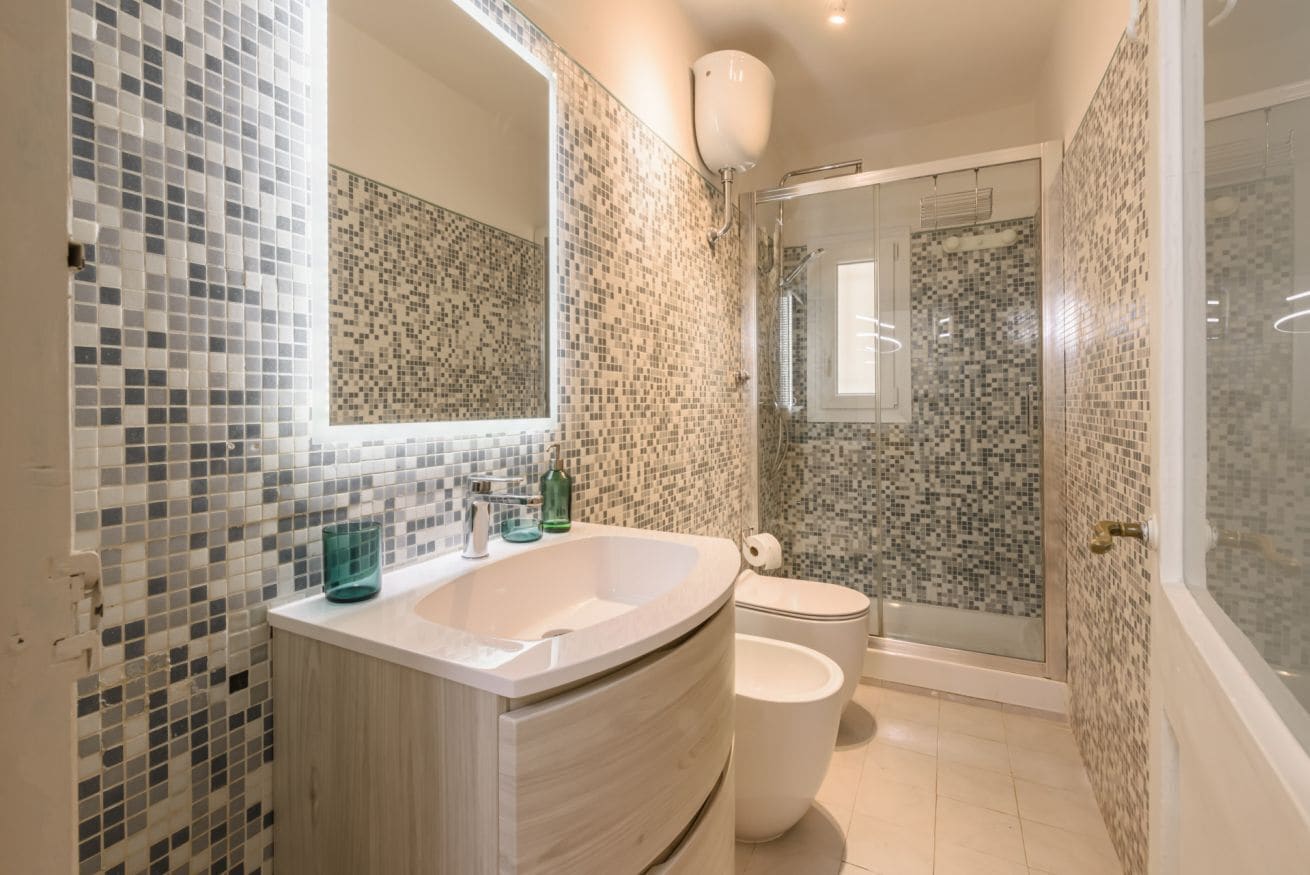 Een douche, een haardroger, een bidet, handdoeken