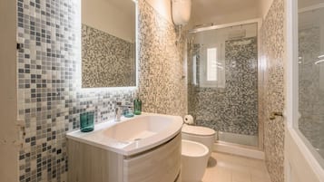 Doccia, asciugacapelli, bidet, asciugamani