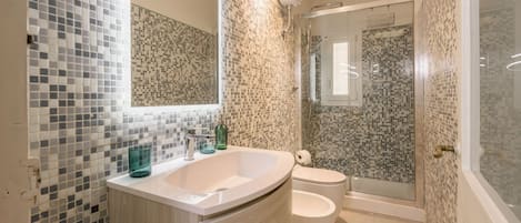 Douche, sèche-cheveux, bidet, serviettes fournies