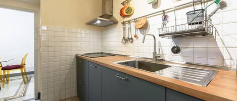 Fridge, stovetop, dishwasher, coffee/tea maker