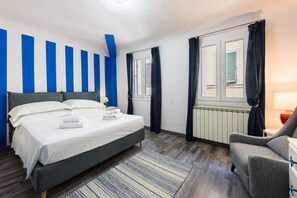 2 bedrooms, desk, iron/ironing board, WiFi