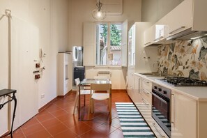 Fridge, oven, stovetop, coffee/tea maker