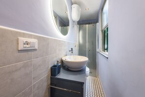 Shower, hair dryer, towels, shampoo