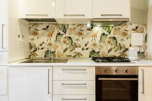 Fridge, oven, stovetop, coffee/tea maker