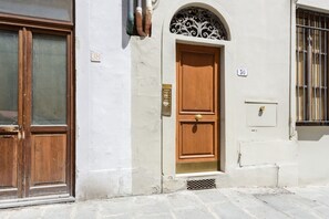 Exterior detail - Classic Loft apartment in Florence by Mmega (Firenze)
