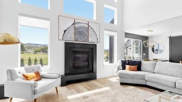 Smart TV, fireplace, table tennis