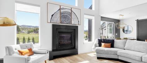 Smart TV, chimenea y tenis de mesa