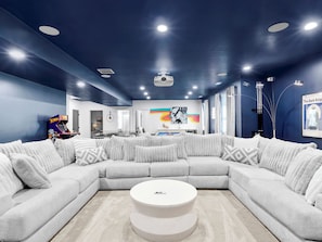 Smart TV, chimenea y tenis de mesa