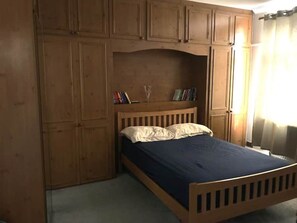 4 bedrooms, desk, iron/ironing board, free WiFi