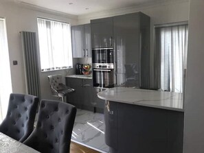 Kjøleskap, mikrobølgeovn, ovn og oppvaskmaskin