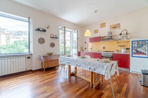 Un four, surface de cuisson, lave-vaisselle, grille-pain