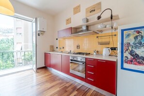 Un four, surface de cuisson, lave-vaisselle, grille-pain