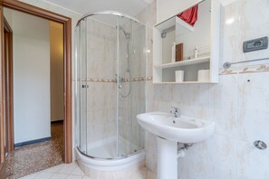 Regadera, secadora de cabello, bidet, toallas 