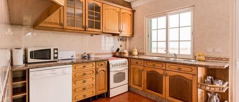 Køleskab, mikrobølgeovn, ovn, kogeplade