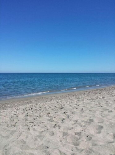 Maison situé en plein centre ville de folelli.